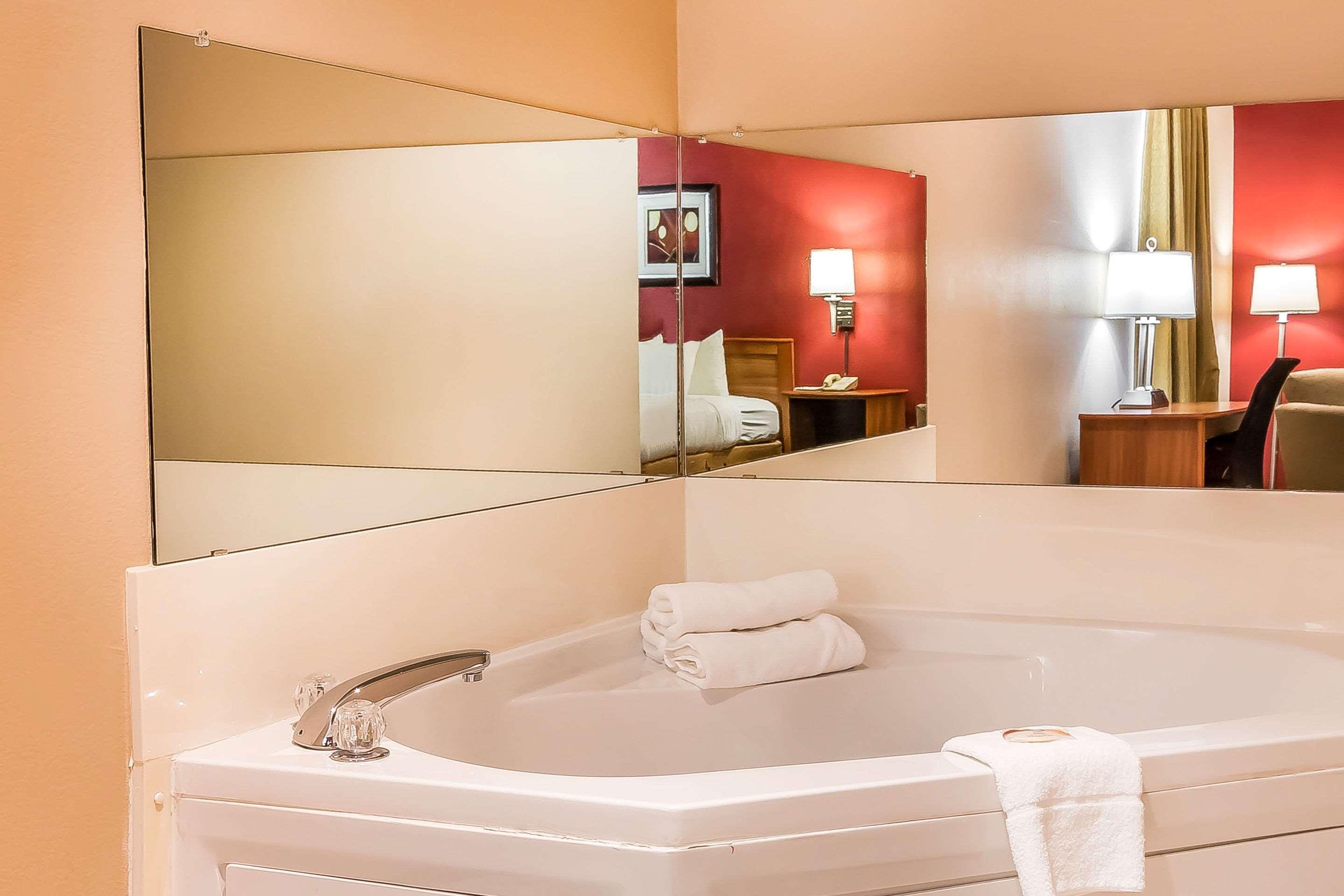 Quality Inn & Suites Chesterfield Village Springfield Eksteriør bilde